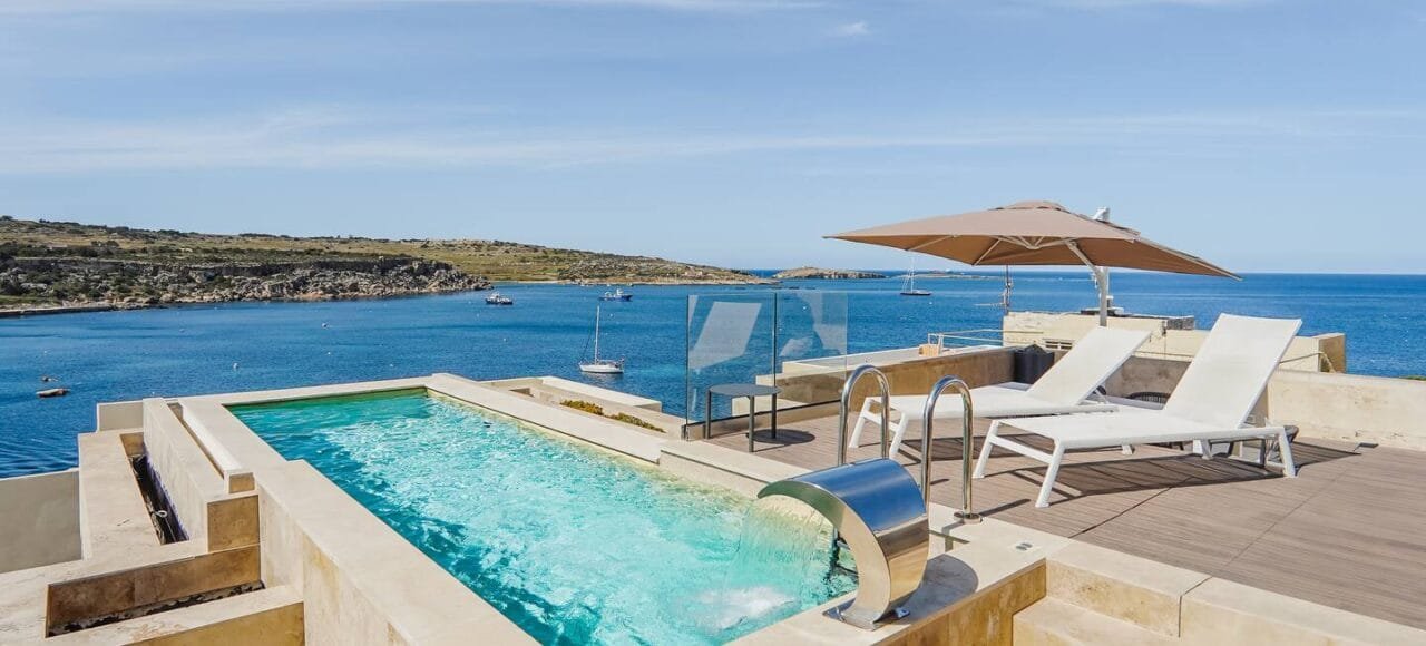 Rooftop pool with sea view in Malta and sun loungers