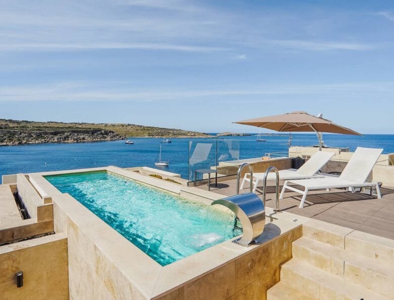 Rooftop pool with sea view in Malta and sun loungers
