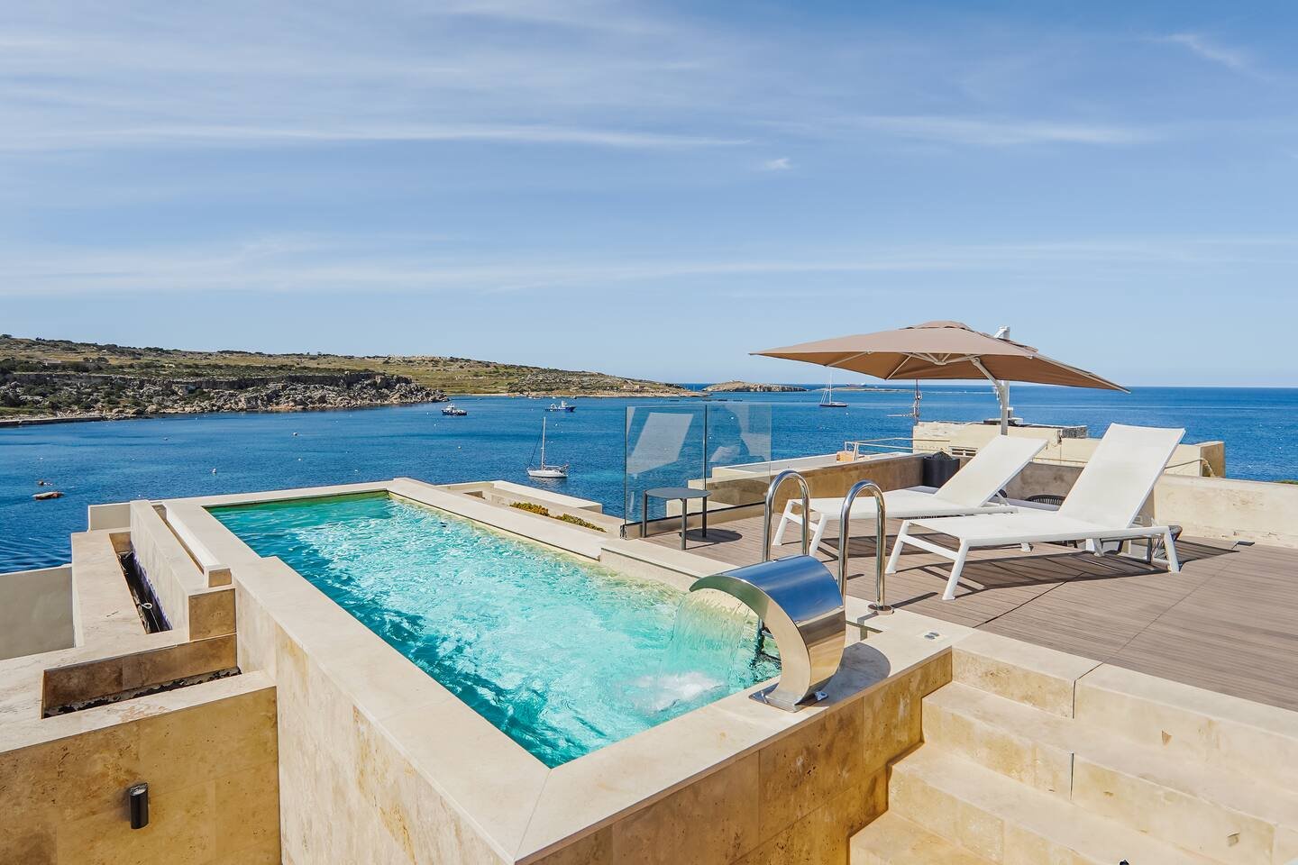 Rooftop pool with sea view in Malta and sun loungers